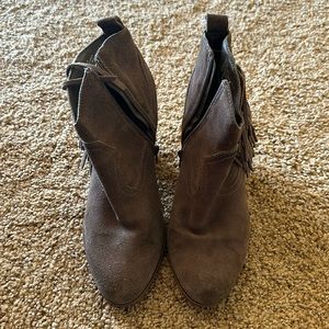 Steve Madden booties ankle boots with fringe. Taupe color. Size 10m
